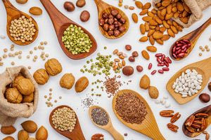 Η «άγνωστη» βιταμίνη που χαρίζει μακροζωία – 10 τροφές που την περιέχουν