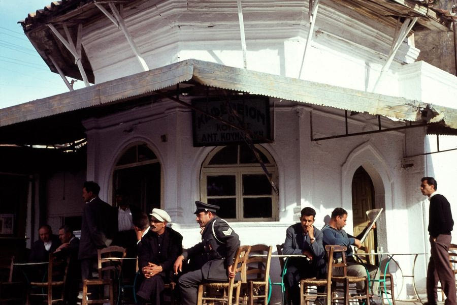 Θαμώνες στον Κουμπέ πίνουν τον καφέ τους στο Ηράκλειο