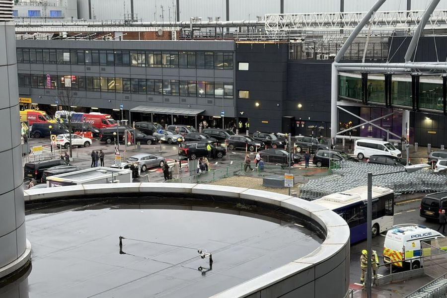 Χάος στο αεροδρόμιο Χίθροου: Άγνωστοι ψέκασαν ταξιδιώτες με σπρέι – Μία σύλληψη