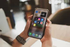 Η Γαλλία θέλει να απαγορεύσει τα μέσα κοινωνικής δικτύωσης για παιδιά κάτω των 15 από την επόμενη σχολική χρονιά