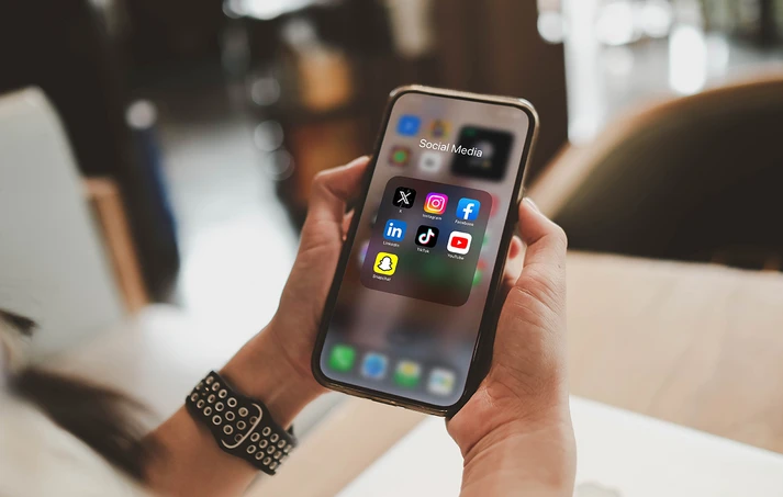 Η Γαλλία θέλει να απαγορεύσει τα μέσα κοινωνικής δικτύωσης για παιδιά κάτω των 15 από την επόμενη σχολική χρονιά