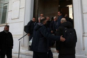 Σε εξέλιξη η συνάντηση των αγροτών της Κρήτης με Χατζηδάκη και Τσιάρα