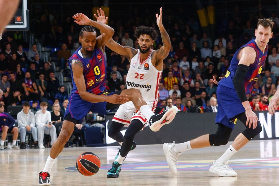 Ευρωλίγκα: Παράδοση άνευ όρων για τον Ολυμπιακό στη Βαρκελώνη