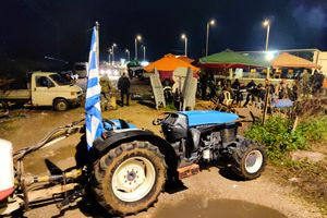 Η χριστουγεννιάτικη παραμονή στα μπλόκα, είναι η πρώτη μεγάλη νίκη των αγροτών!  Τα…στηθαία της στους εθνικούς δρόμους προτάσσει η κυβέρνηση, με το…διάλογο να έχει εγκλωβιστεί στις παρακαμπτήριους οδούς! Ποιο…βιβλίο θα γράψει ο Κυριάκος;