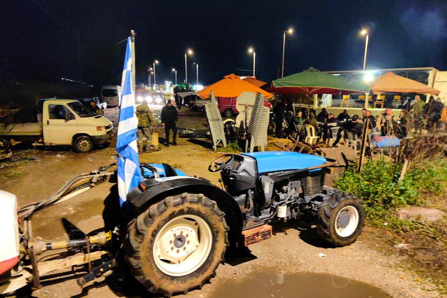 Η χριστουγεννιάτικη παραμονή στα μπλόκα, είναι η πρώτη μεγάλη νίκη των αγροτών! Τα…στηθαία της στους εθνικούς δρόμους προτάσσει η κυβέρνηση, με το…διάλογο να έχει εγκλωβιστεί στις παρακαμπτήριους οδούς! Ποιο…βιβλίο θα γράψει ο Κυριάκος;