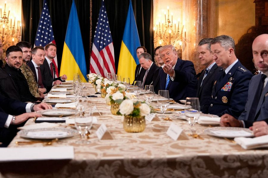 Η στιγμή που ο Τραμπ παραβιάζει το πρωτόκολλο στη συνάντηση με τον Ζελένσκι – Βίντεο