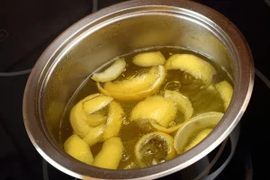 Tι συμβαίνει όταν βράζουμε φλούδες λεμονιού, βασιλικό και δεντρολίβανο -Γιατί το προτείνουν και σε τι χρησιμεύει