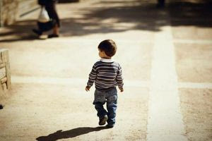 Αγοράκι 3 ετών βρέθηκε να περιπλανιέται μόνο του στο δρόμο