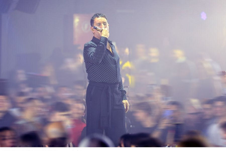 Γιώργος Μαζωνάκης: Βγήκε έξω από την Ακτή Πειραιώς και χαιρέτησε τον κόσμο