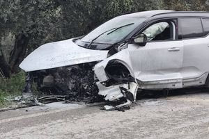 Χανιά: Αυτοκίνητο τυλίχθηκε στις φλόγες μετά από σύγκρουση – Ένας τραυματίας