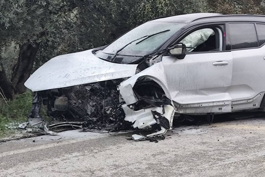 Χανιά: Αυτοκίνητο τυλίχθηκε στις φλόγες μετά από σύγκρουση – Ένας τραυματίας