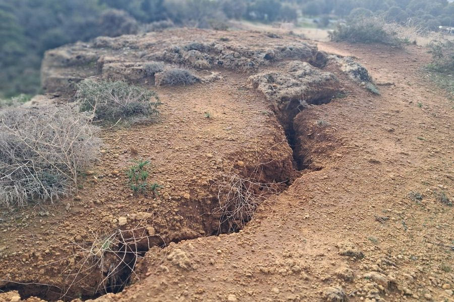 Επικίνδυνη ρηγμάτωση από πιθανή καθίζηση στους Αγ. Αποστόλους