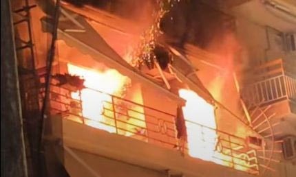 Εγκλωβισμένο ζευγάρι ηλικιωμένων σε φλεγόμενο διαμέρισμα στη Θεσσαλονίκη – Βίντεο