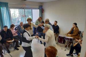 Χριστουγεννιάτικη γιορτή γεμάτη ζωή, χαμόγελα και μνήμες στο Κέντρο Ημέρας Αλτσχάιμερ ΠαΓΝΗ “Νεφέλη”