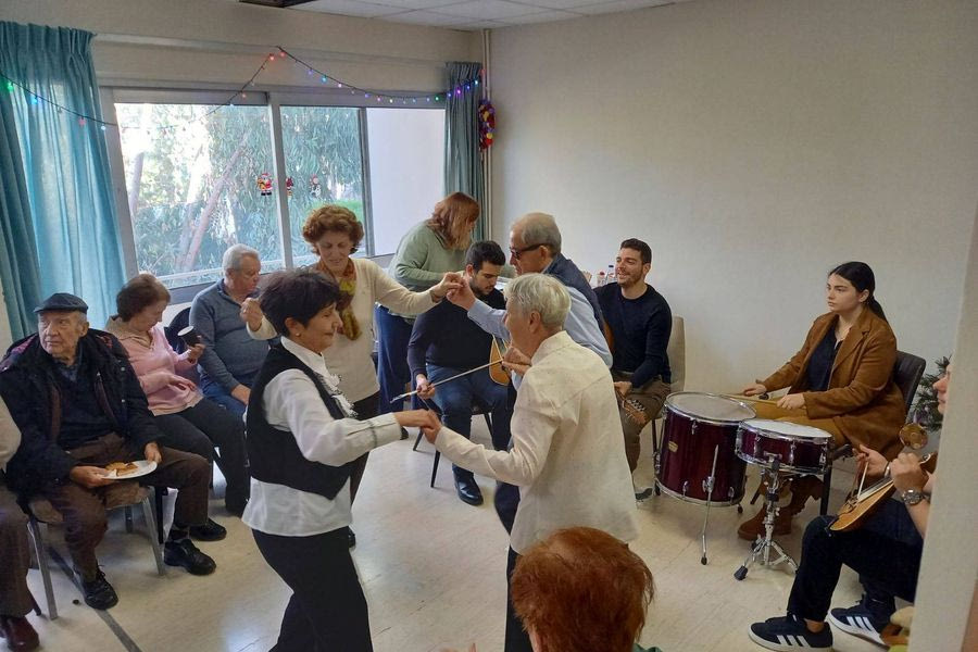 Χριστουγεννιάτικη γιορτή γεμάτη ζωή, χαμόγελα και μνήμες στο Κέντρο Ημέρας Αλτσχάιμερ ΠαΓΝΗ “Νεφέλη”