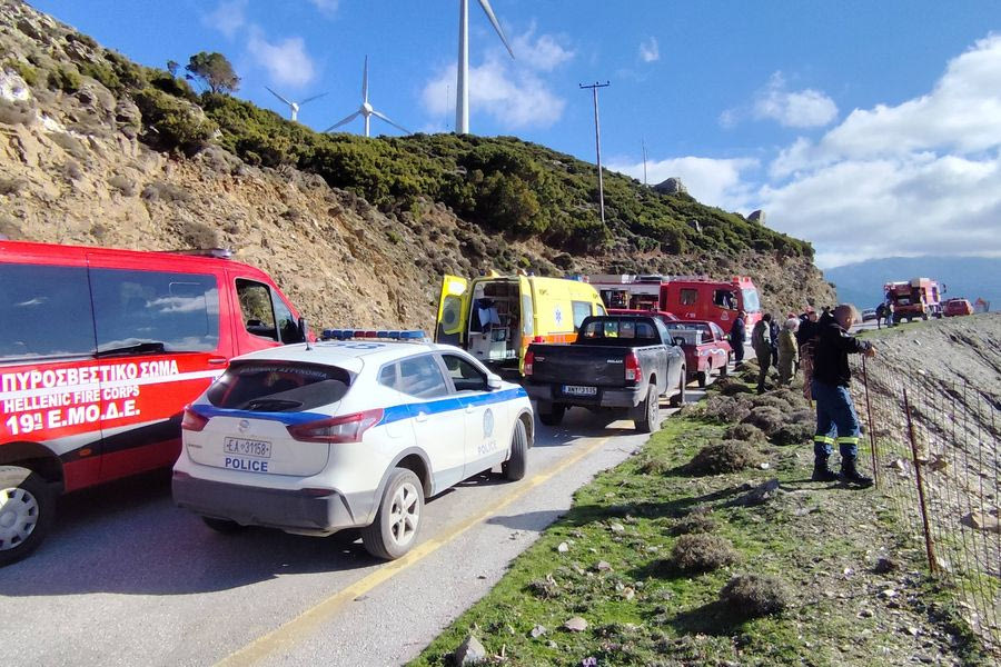 ΙΧ έπεσε σε γκρεμό – Χωρίς τις αισθήσεις του ο οδηγός