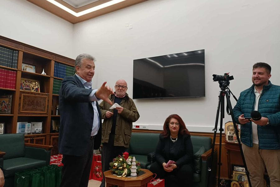 Οι δημοσιογράφοι στον Σταύρο Αρναουτάκη – Αντάλλαξαν ευχές