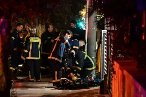 Βίντεο ντοκουμέντο από τη φωτιά στην Καλλιθέα με τους δύο νεκρούς -Οι φλόγες καταπίνουν το διαμέρισμα