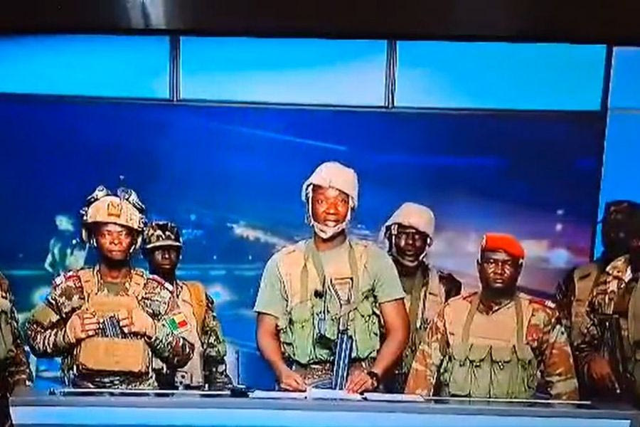 Μπενίν: Απόπειρα πραξικοπήματος σε ζωντανή μετάδοση – Ένοπλοι εισέβαλαν σε τηλεοπτικό στούντιο