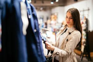 Shopping και ντοπαμίνη: Γιατί όσοι πάνε για ψώνια συχνά δηλώνουν πιο ευτυχισμένοι