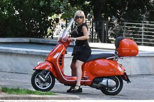 Συνέλαβαν την Ελεωνόρα Ζουγανέλη να οδηγεί το σκούτερ της μεθυσμένη