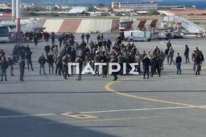 ΦΩΤΟ & ΒΙΝΤΕΟ: Έκλεισε το αεροδρόμιο Ηρακλείου – Στην πίστα οι αγρότες μετά τα επεισόδια