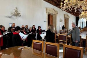 “Πλημμύρισε” από Χριστουγεννιάτικα κάλαντα η Λότζια