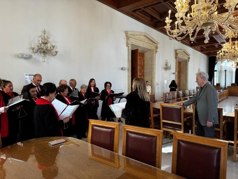 “Πλημμύρισε” από Χριστουγεννιάτικα κάλαντα η Λότζια