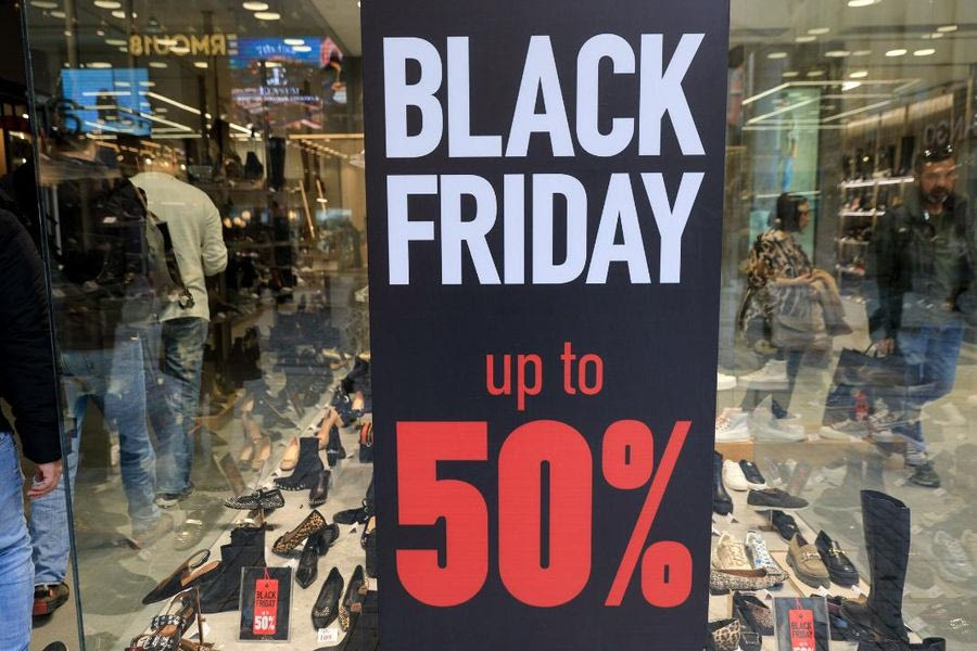 Πως κινήθηκε η αγορά το τριήμερο της Black Friday – Τι περιμένουν οι έμποροι στις γιορτές