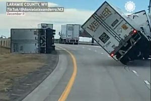 ΗΠΑ: Τρομακτικό βίντεο – Ριπές ανέμων ανατρέπουν νταλίκες σε αυτοκινητόδρομους