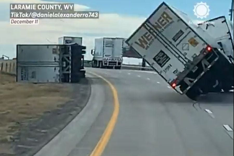 ΗΠΑ: Τρομακτικό βίντεο – Ριπές ανέμων ανατρέπουν νταλίκες σε αυτοκινητόδρομους