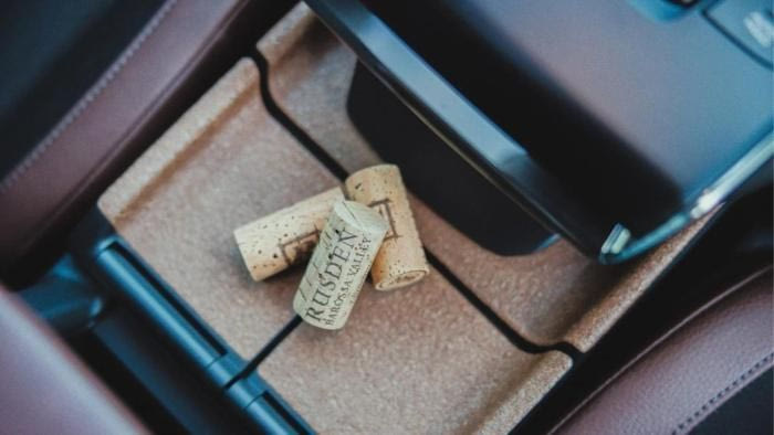 Γιατί πρέπει να έχεις έναν φελλό στο αυτοκίνητο -Το απλό κόλπο που λίγοι γνωρίζουν