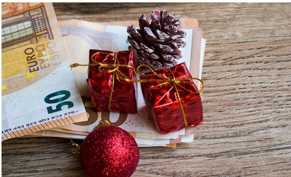 Δώρο Χριστουγέννων: Ποιοι θα πάρουν περισσότερα χρήματα φέτος