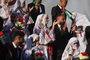Μια μεγάλη γιορτή ζωής στη Γάζα: Τελέστηκαν ταυτόχρονα 54 γάμοι