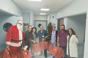 Μοίρασαν δώρα στα παιδιά που νοσηλεύονται στο ΠαΓΝΗ