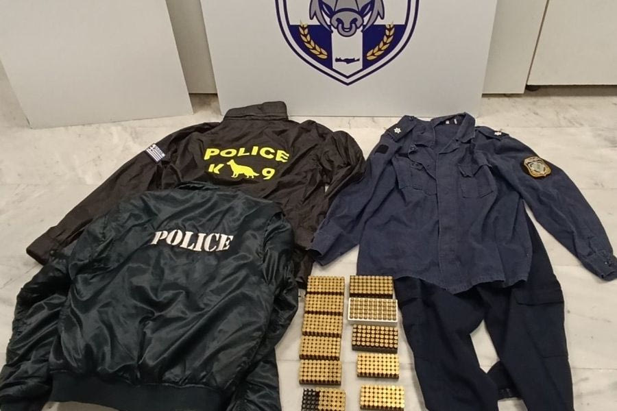 Σφαίρες και ρούχα της ΕΛ.ΑΣ. σε σπίτι 53χρονου στα Χανιά