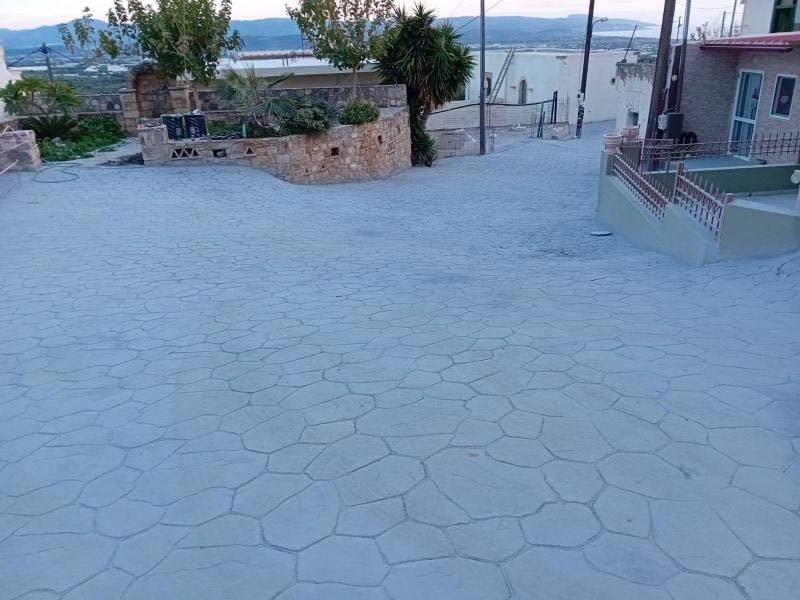 Δήμος Φαιστού: Σε εξέλιξη οι εργασίες τοποθέτησης σταμπωτών δαπέδων και στο Κλήμα