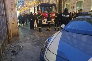 Αναστάτωση στο κέντρο της Νάπολης: Τραυματίστηκαν δύο τουρίστριες από πτώση σοβάδων