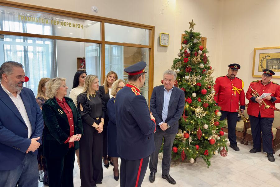 Πρωτοχρονιάτικα κάλαντα και ευχές στον Περιφερειάρχη Κρήτης Σταύρο Αρναουτάκη