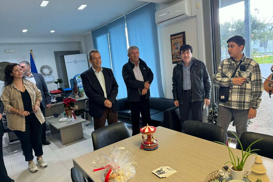 Χριστουγεννιάτικα κάλαντα στον  Δήμαρχο Χερσονήσου από το Μουσικό σχολείο Ηρακλείου