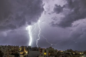 Κακοκαιρία Byron: Πού έπεσε το περισσότερο νερό – «Κρύφτηκε» η Κρήτη από τους κεραυνούς, πολλά τα προβλήματα