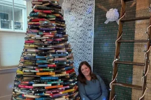 Μια γυναίκα δημιούργησε ένα χριστουγεννιάτικο δέντρο από βιβλία που έγινε viral