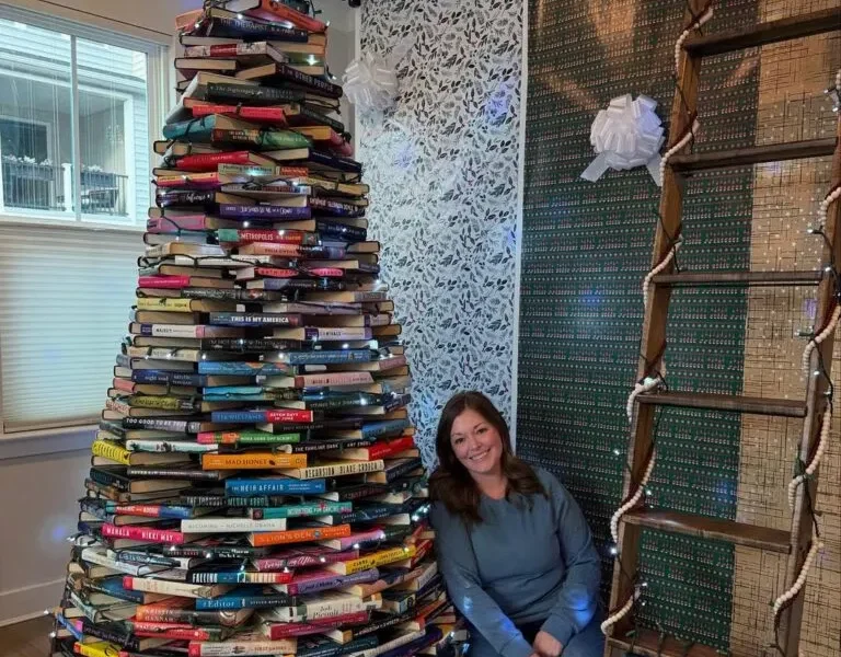 Μια γυναίκα δημιούργησε ένα χριστουγεννιάτικο δέντρο από βιβλία που έγινε viral