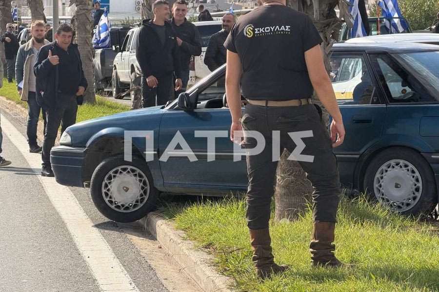 (ΦΩΤΟ) Αγροτικές κινητοποιήσεις: Καβαλάνε τη νησίδα για να απεγκλωβιστούν οι οδηγοί