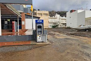 (ΦΩΤΟ) – Κακοκαιρία Byron: Ξεριζώθηκαν στέγες, αναποδογύρισαν αυτοκίνητα στον Τσούτσουρα