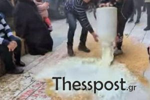 Λάρισα: Κτηνοτρόφοι πέταξαν γάλα και άχυρα μπροστά στο δικαστήριο (vid)