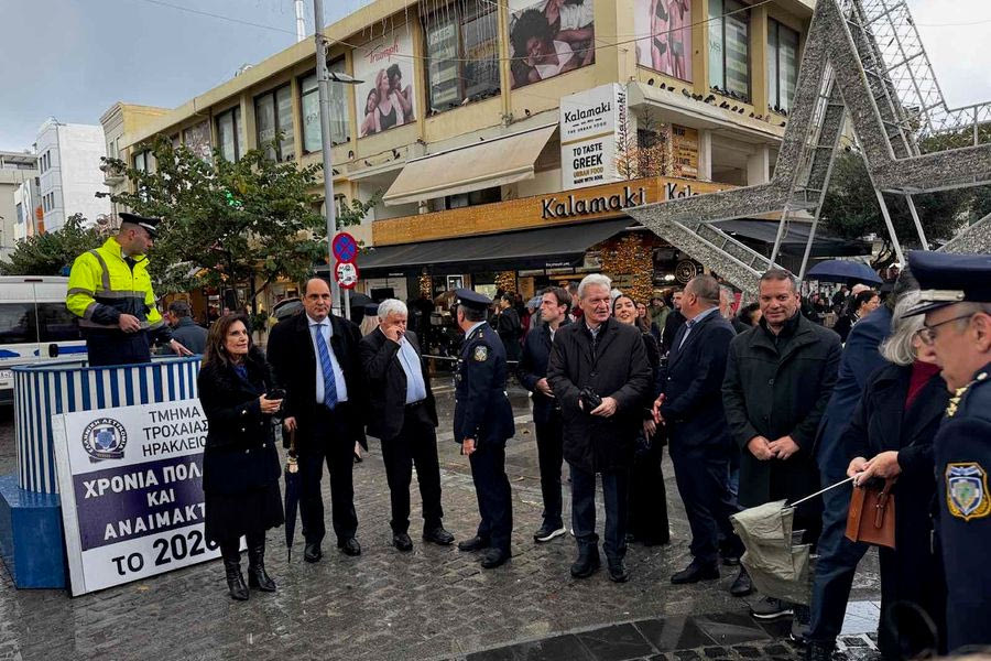 Τροχονόμος από… παλιά στο Ηράκλειο-Αναβίωσε το έθιμο της «βαρέλας»