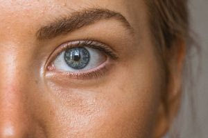 Γιατί «τρέμει» το μάτι σας; Πώς να το αντιμετωπίσετε και πότε σημαίνει ότι ίσως είναι κάτι σοβαρό