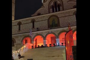 Εστησαν rave πάρτι στα σκαλιά εκκλησίας στο Γαλάτσι με DJ και φωτορυθμικά