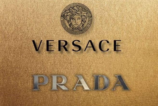 Prada: Προχώρησε στην οριστική εξαγορά της Versace μετά από πολύμηνες διαβουλεύσεις